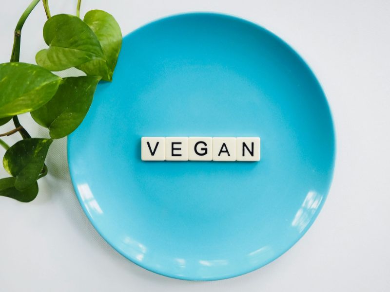 Veganismus - blauer Teller mit dem Schriftzug Vegan